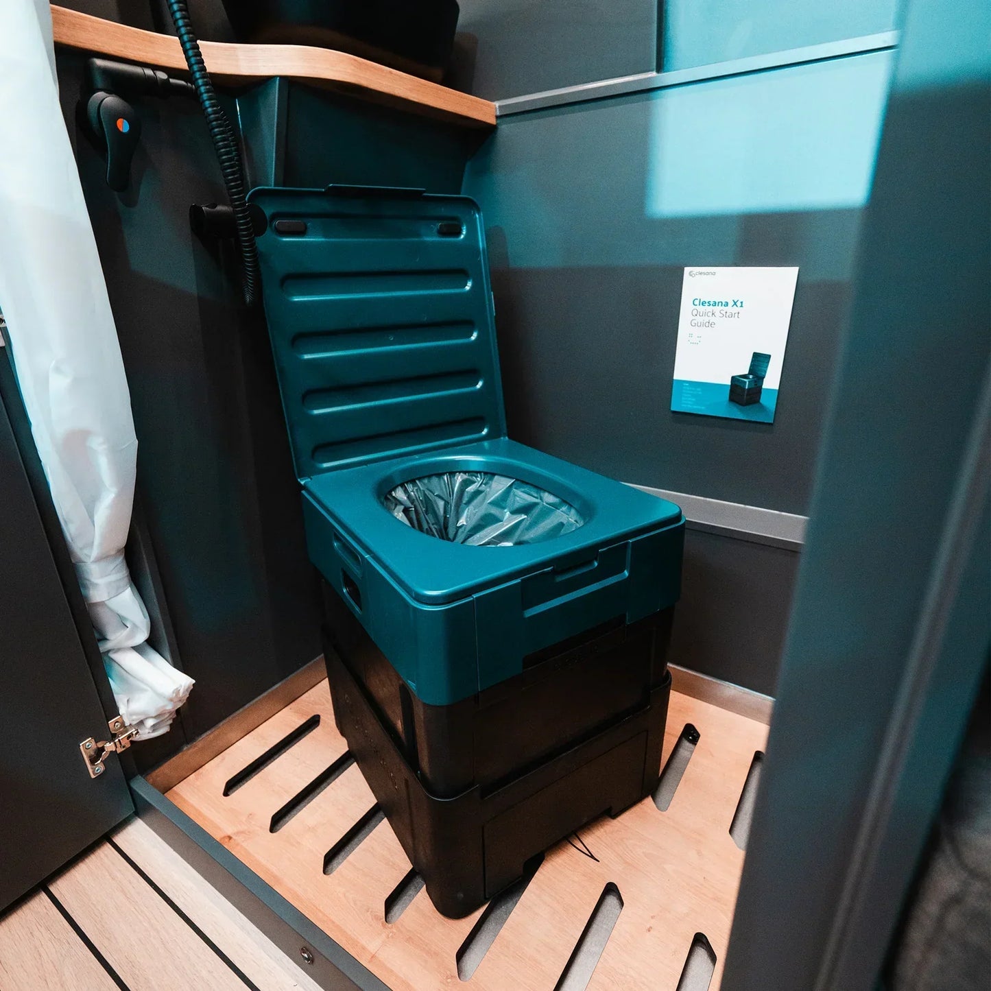 Mobile Folien-Trenntoilette im Van, offener Deckel, modernes Design, Holzfußboden