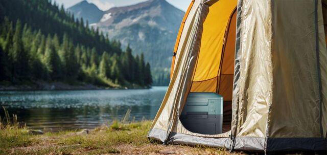 Mobile Camping Toilette im Zelt mit Blick auf See und Berge in der Natur